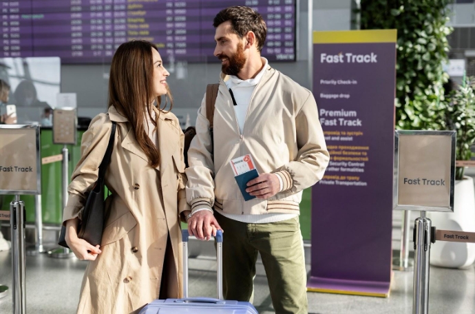 El Parlament balear exige al Gobierno central un protocolo para supervisar la publicidad en los aeropuertos de Aena