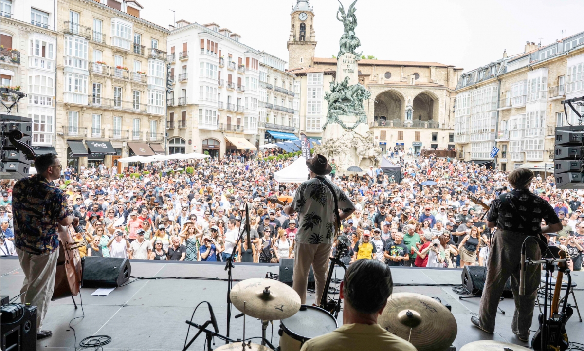El Azkena Rock Festival cierra su 24 edición con más de 48.000 personas en unas jornadas de rock intergeneracional