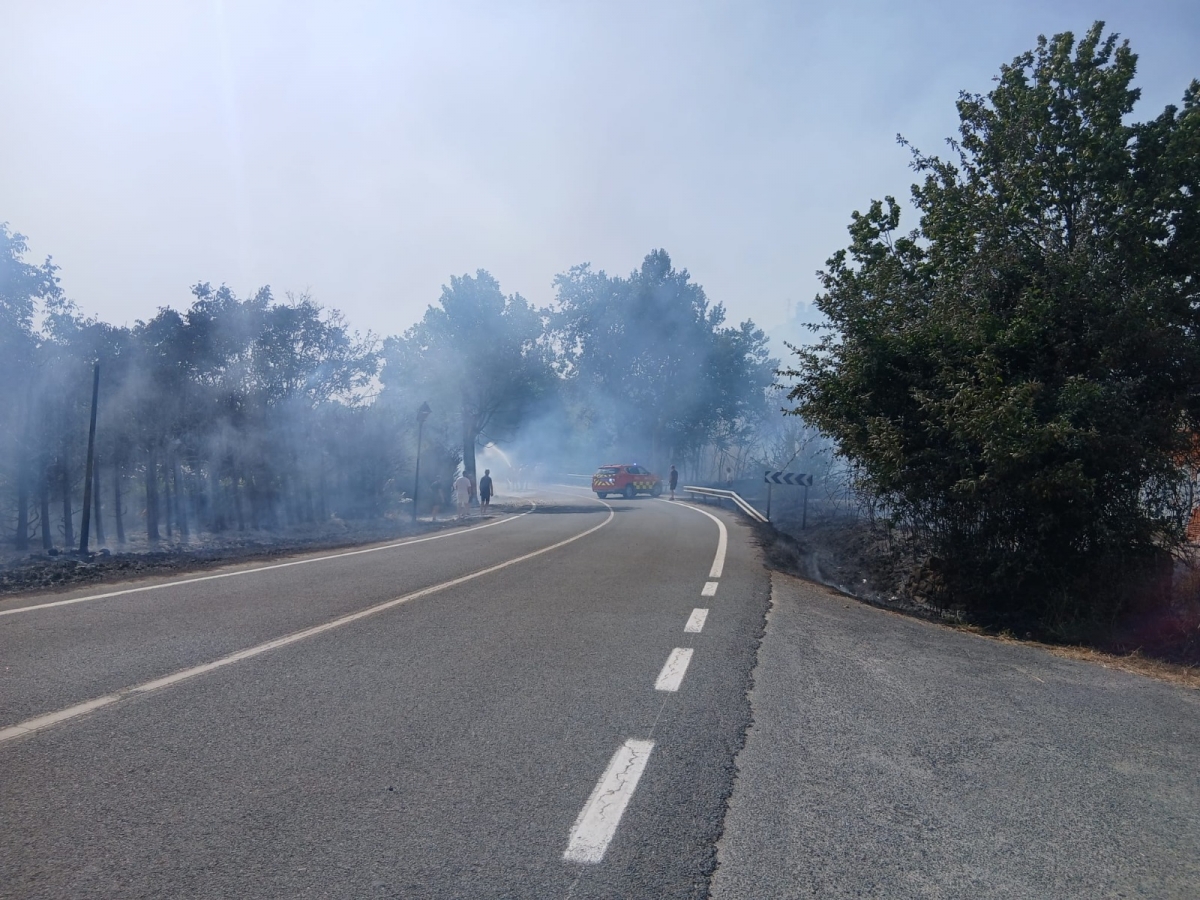 Un incendio en una vivienda de Mañeru obliga a desalojar varias casas, corta la A-12 y se extiende al monte
