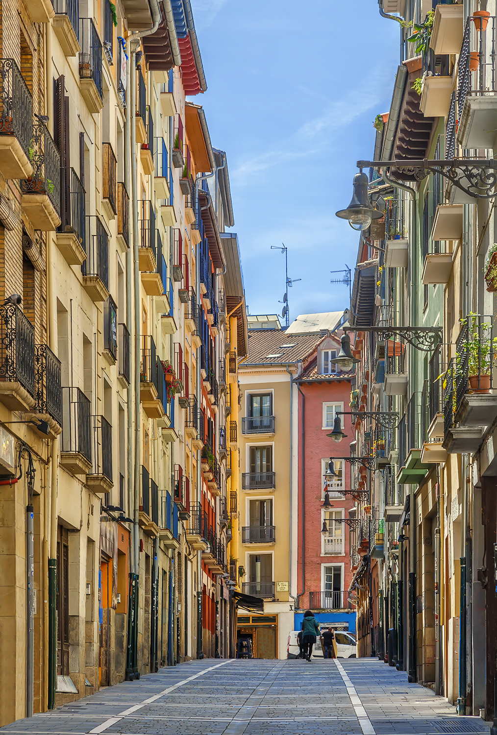 Pamplona congela durante un año los cambios de uso en plantas bajas para evitar apartamentos turísticos 