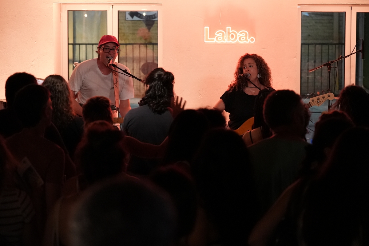 La banda navarra Pingo Potens presenta su primer disco en Laba con un concierto que incluyó un homenaje a Vida Movahed