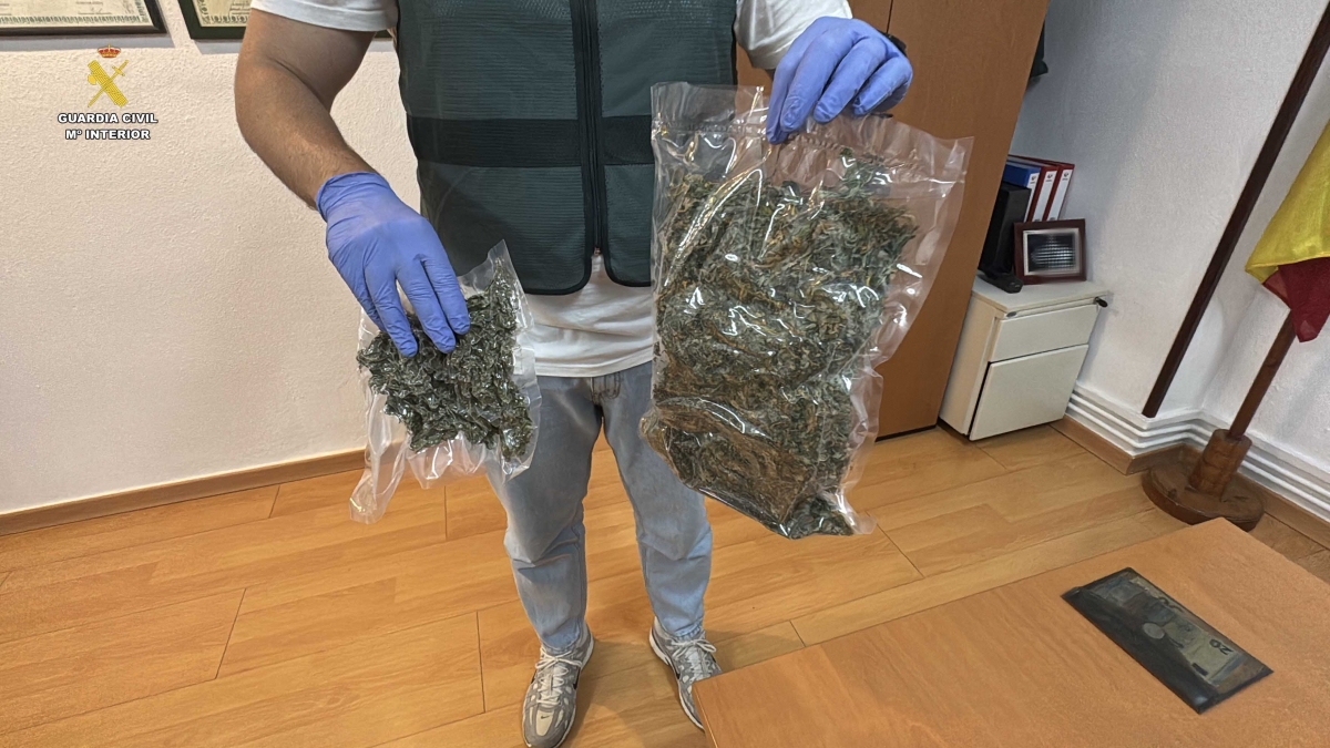 Desmantelan un punto de venta de droga en Cenicero y localiza a una menor de un centro tutelado