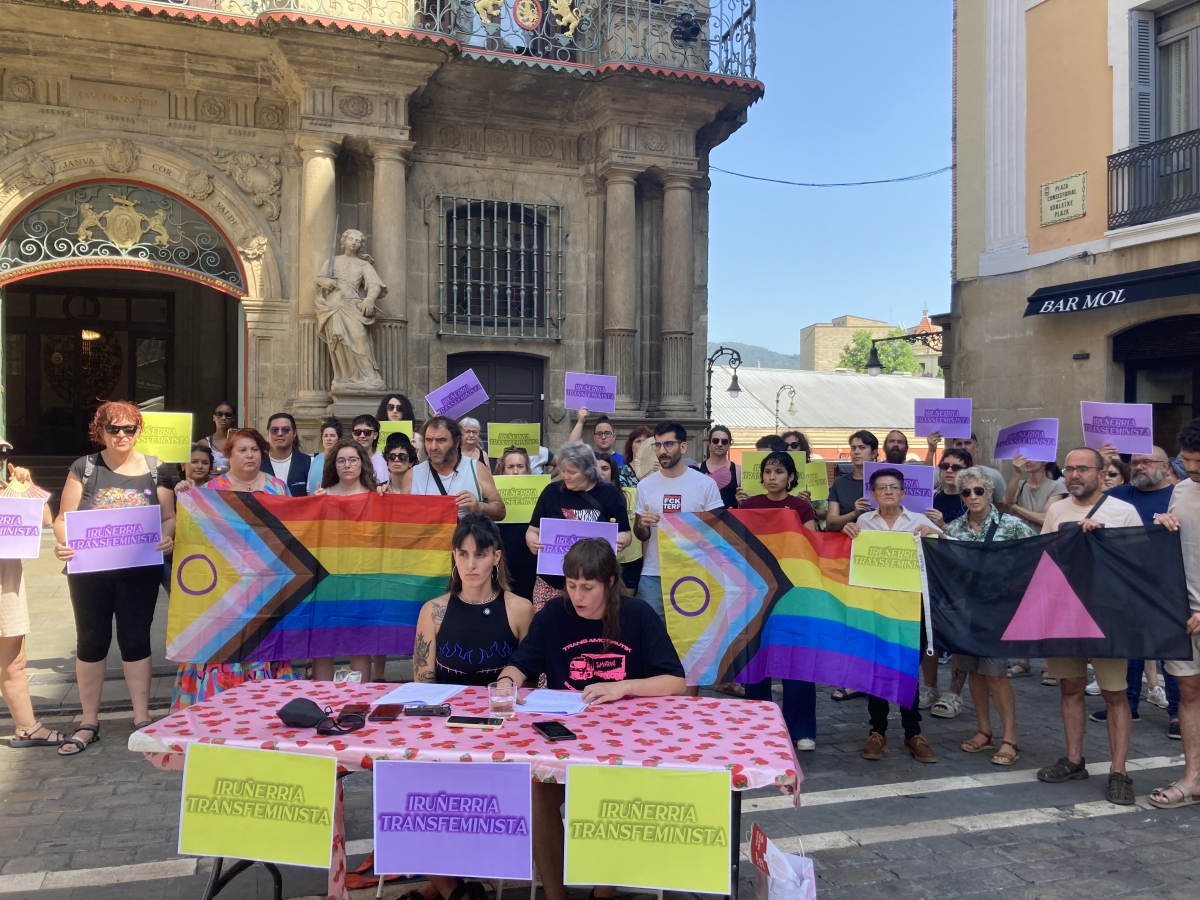 Colectivos de Pamplona se concentran en la Plaza Consistorial para denunciar ataques contra personas trans