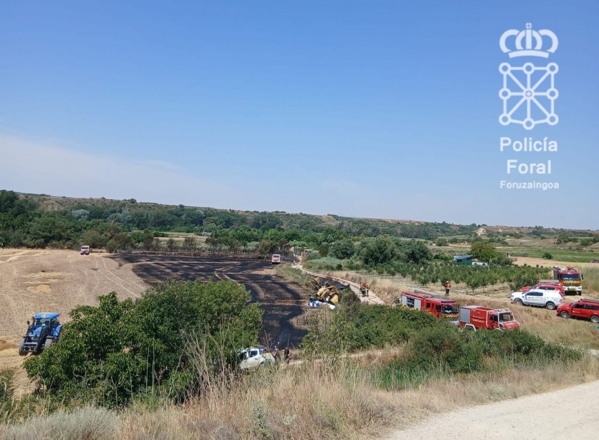 El vuelco de una cosechadora provoca un incendio agrícola en Lerín 