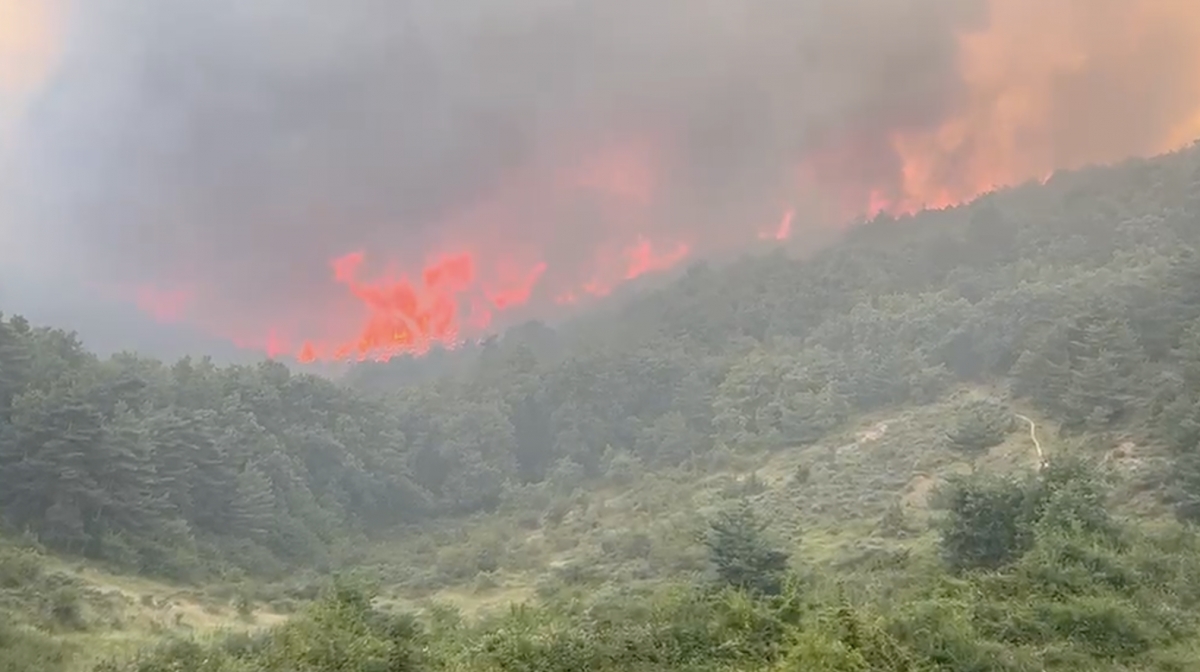 Siguen las labores para sofocar el incendio de Ezkabarte,tras obligar a desalojar tres localidades 