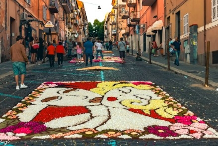 Festivales culturales del Mediterráneo que atraen a los viajeros europeos