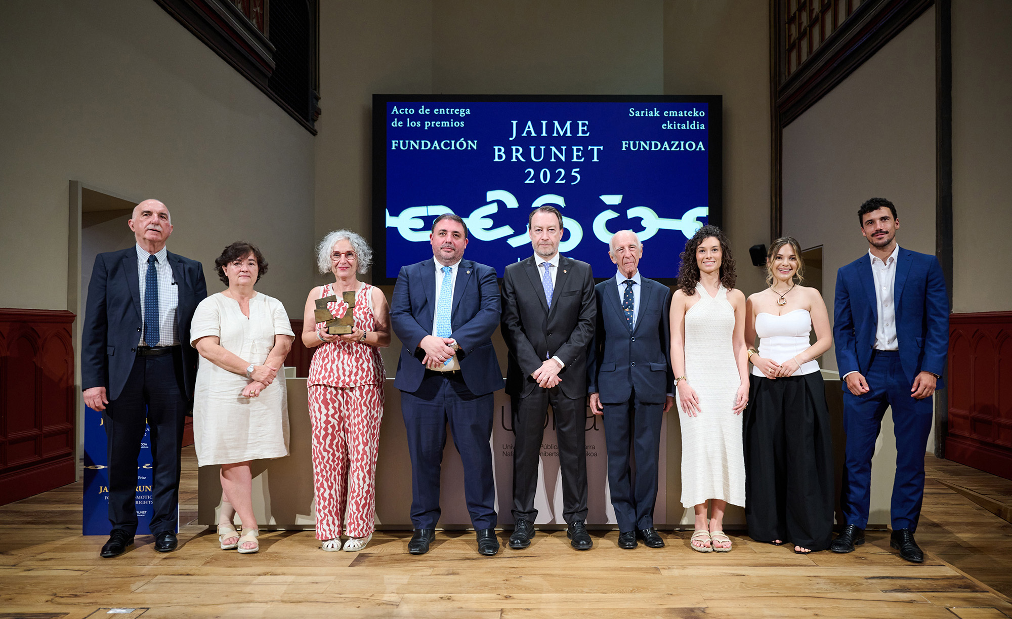 Premiados y autoridades. De izda. a dcha., Francisco Javier Blázquez, secretario del jurado de los premios de la Fundación Jaime Brunet; representante de África Carrillo de Albornoz (Brunet Universitario); María José Lakidain (Federación SETEM); Unai - 