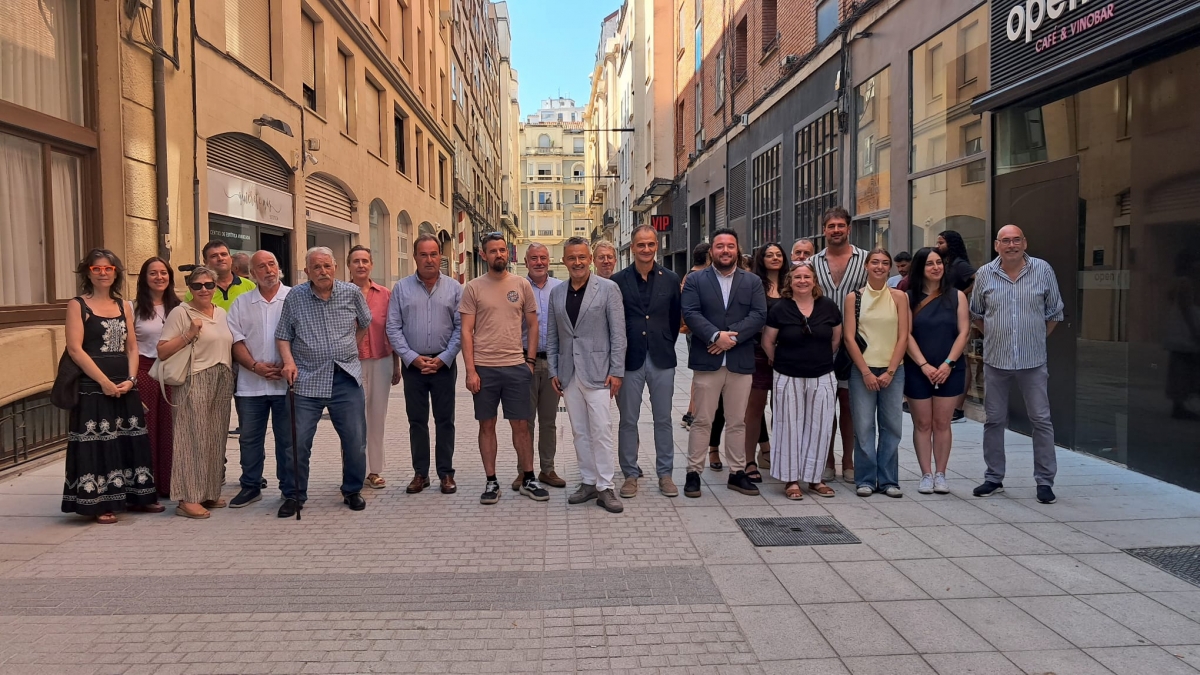 Escobar inaugura la calle Beti Jai de Logroño como eje de la regeneración comercial y el urbanismo peatonal