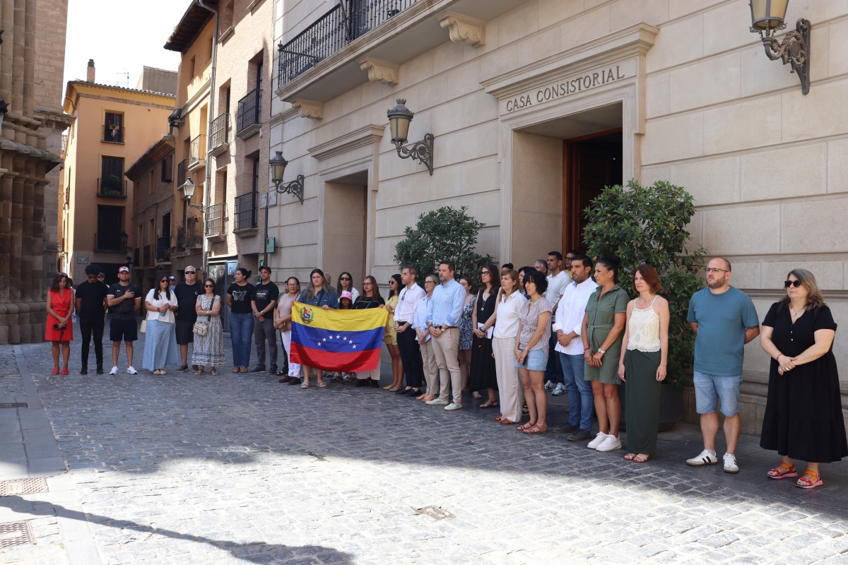 Tudela guarda un minuto de silencio en solidaridad con las víctimas de los terremotos de Venezuela