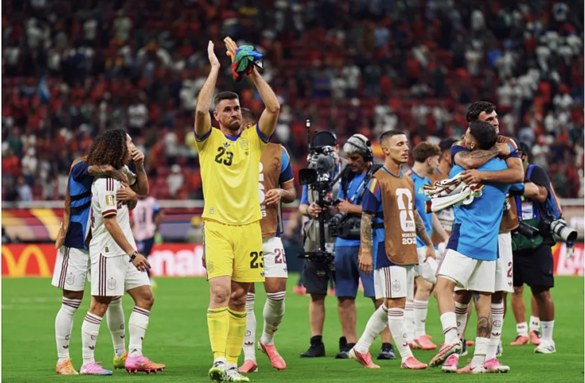 España derrota a Uruguay (0-1) y avanza a dieciseisavos como primera de grupo