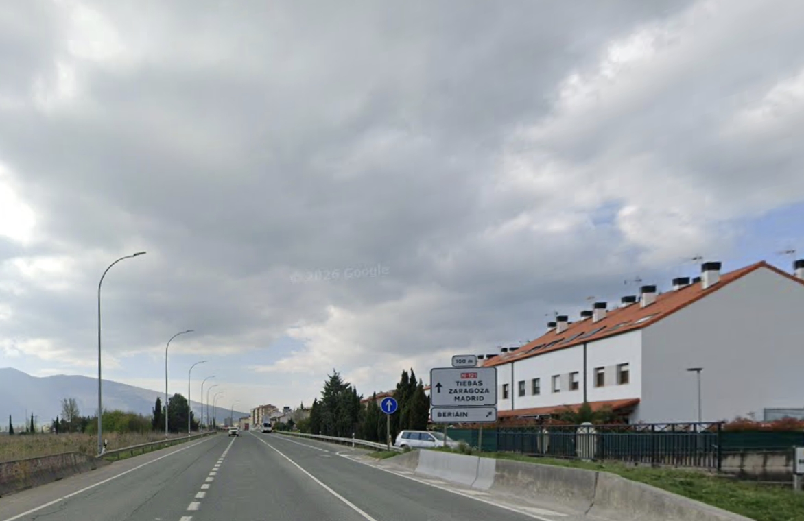 Vecinos del Paseo Alaiz llevan más de un año esperando las pantallas acústicas en la N-121 en Beriáin