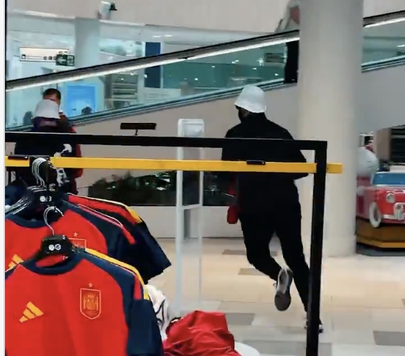 Jóvenes de Ernai sustraen camisetas de la selección española para protestas por la ausencia de la Euskal Selezkioa