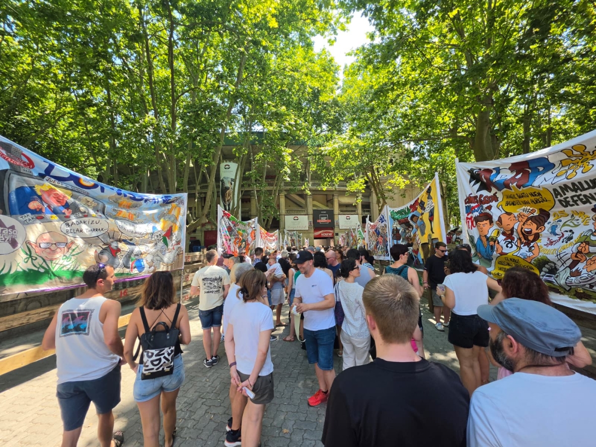 Las peñas presentan sus pancartas con Trump, Netanyahu, Asiron y un homenaje a Robe Iniesta como protagonistas