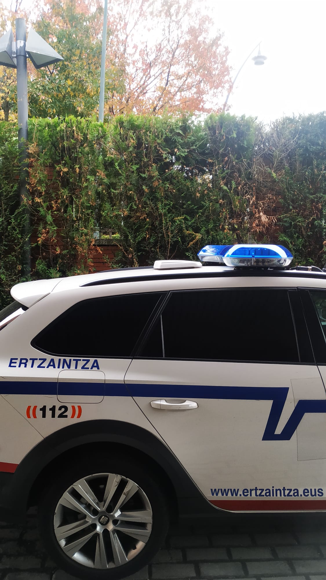 Un conductor ebrio huye de un control en Trapagaran y provoca un accidente con dos policías heridos en Bizkaia