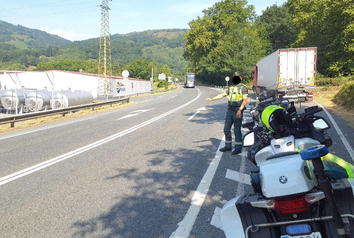 Un ciclista, de 35 años,  resulta herido al chocar con un hito de la carretera en Bera de Bidasoa