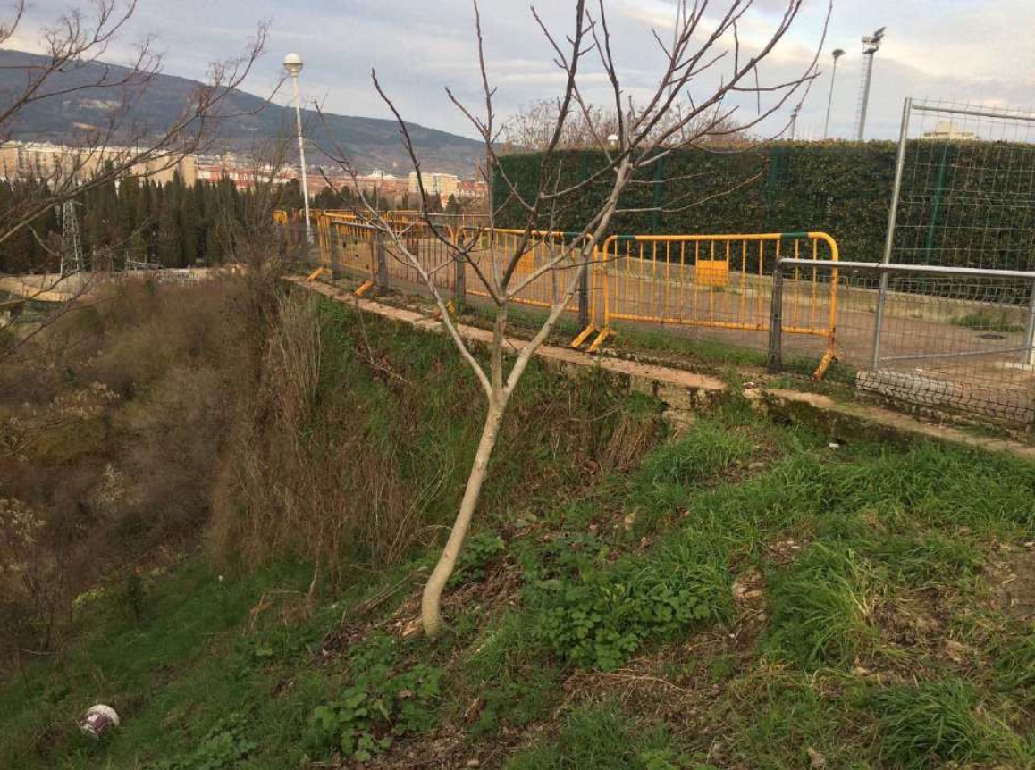  Pamplona licita por 570.000 euros las obras para estabilizar el talud del paseo norte de la AD San Juan