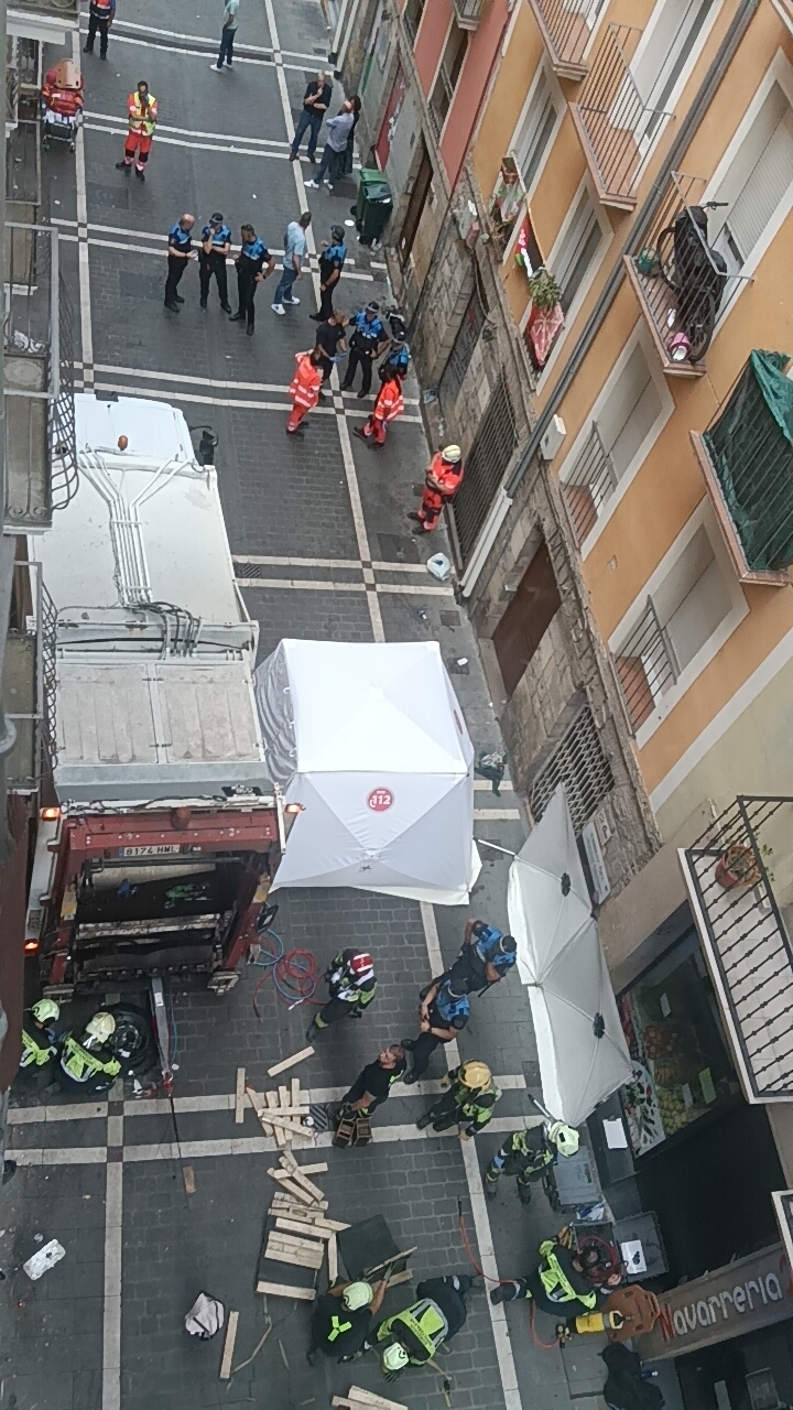 Un camión de la basura arrolla a varios peatones en la plaza Navarrería y deja un fallecido y dos heridos muy graves
