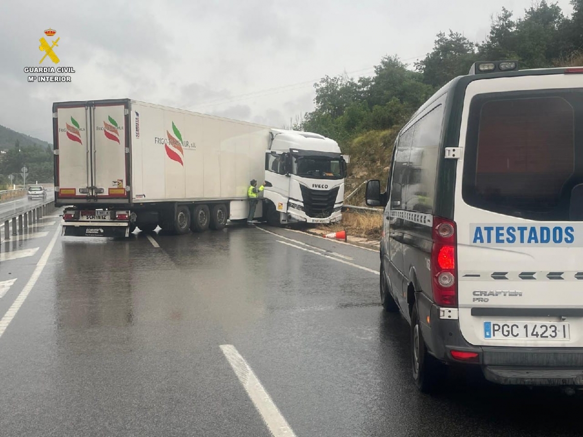 Un camión accidentado corta el sentido Irún en la N-121-A a la altura de la localidad de Olaibar