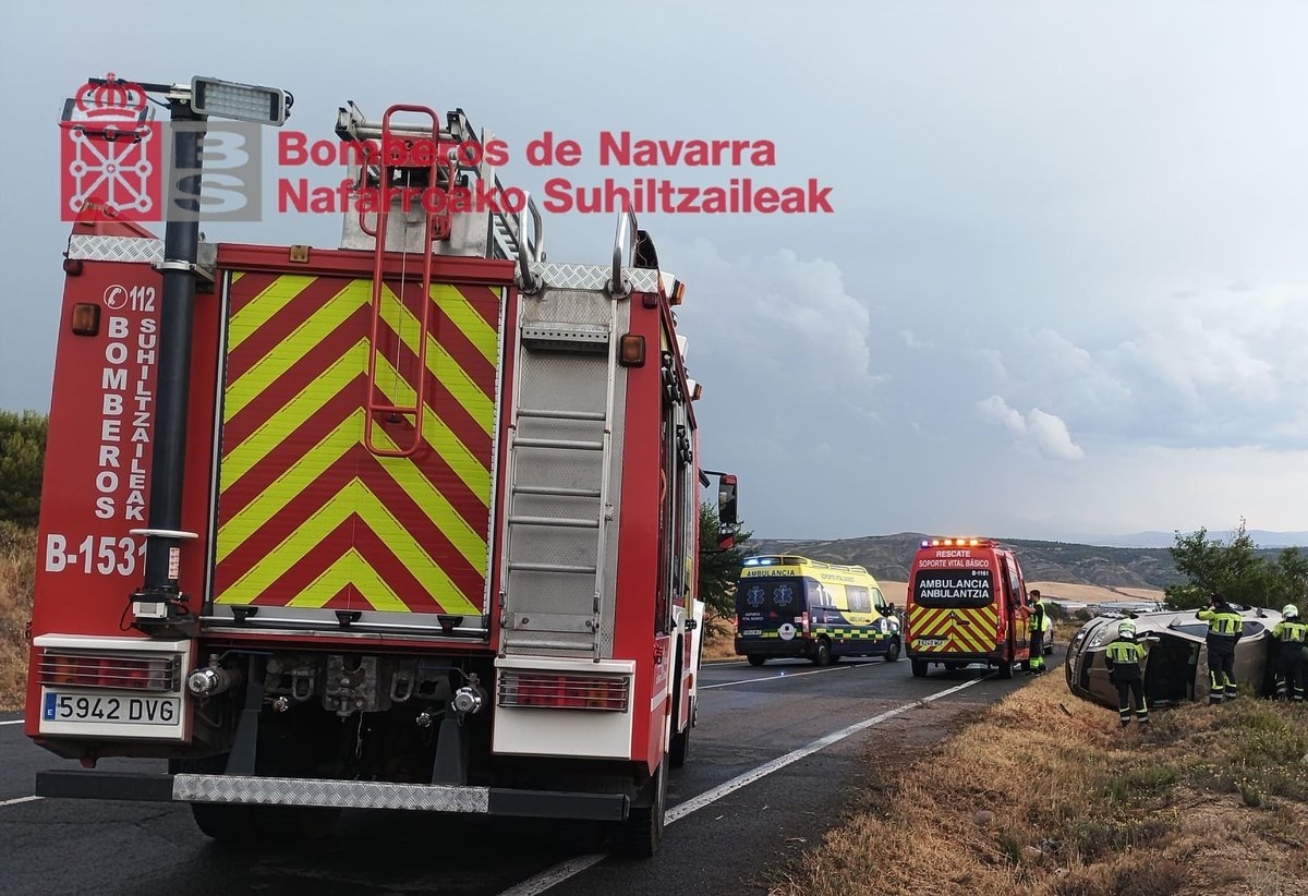 Dos heridos tras una salida de vía con vuelco en la NA-115, en Peralta