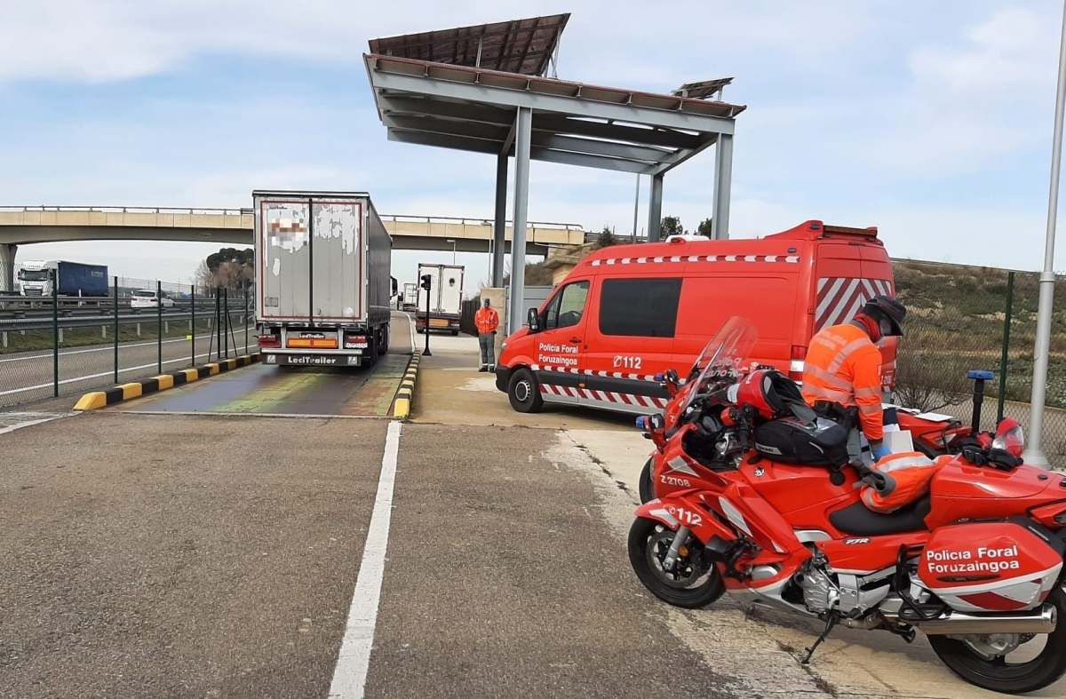 Dos camioneros detenidos en Tiebas al ser pillados cambiándose de ropa y de asiento para intentar engañar a los agentes