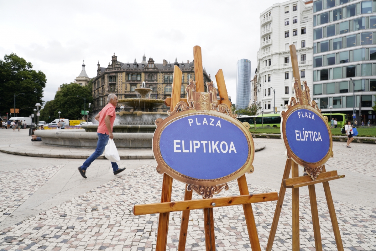 Bilbao cambia las placas de la plaza Federico Moyúa que pasa a denominarse Plaza Elíptica de forma oficial