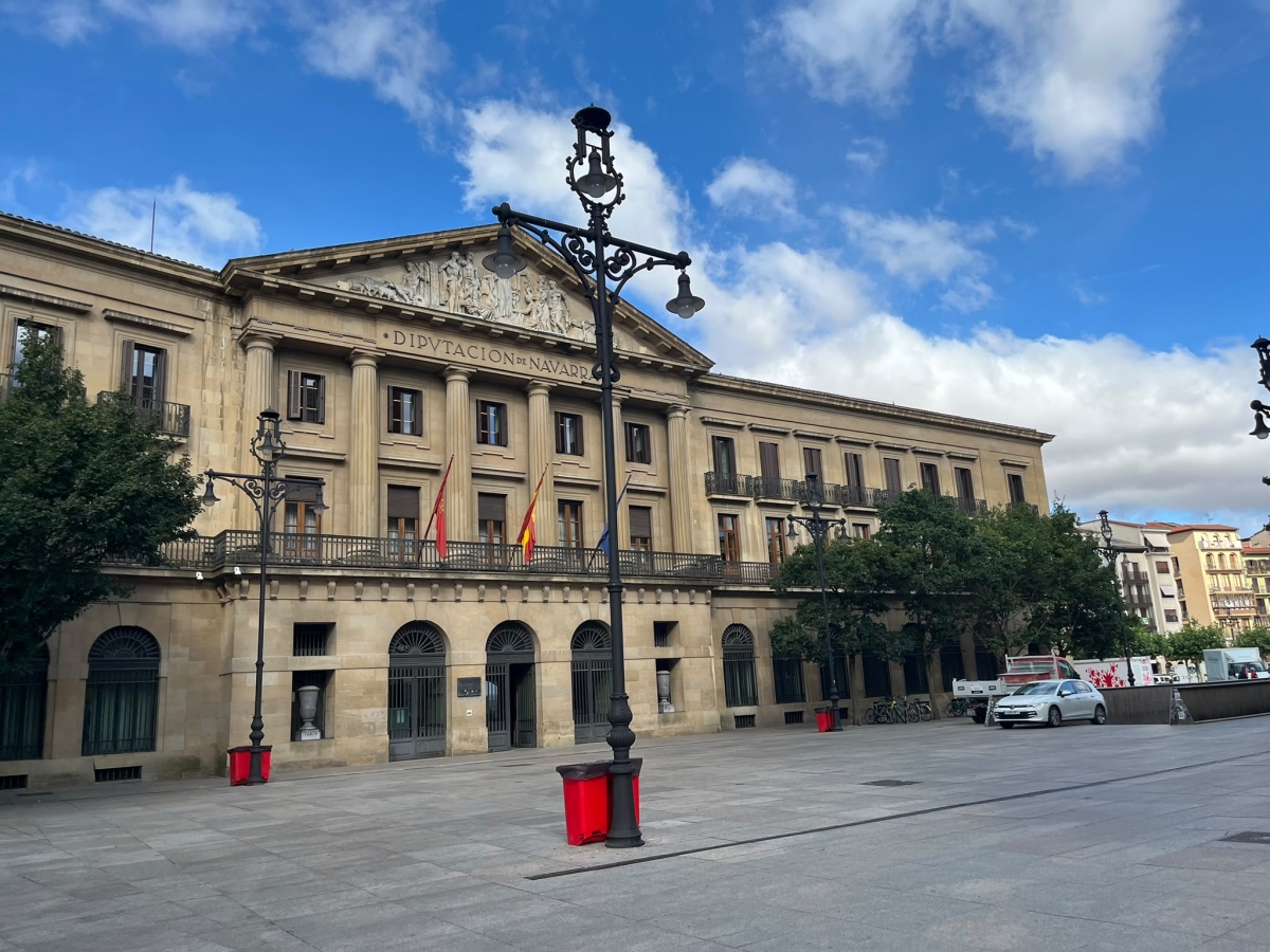 Otras maleta sospechosa, esta vez junto al Palacio de Navarra, obliga a acordonar la plaza del Castillo y parte de Carlos III
