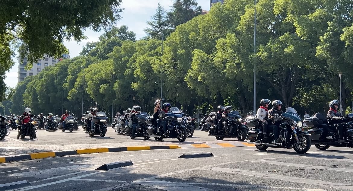 Más de un centenar de Harleys tomaron Pamplona en un rally solidario con la comunidad sorda
