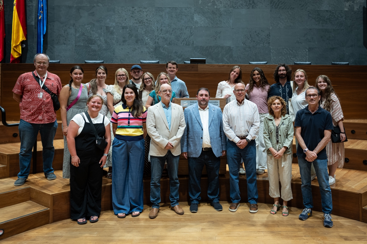 Unai Hualde recibe en el Parlamento a un grupo de estudiantes de la Universidad Estatal de Boise