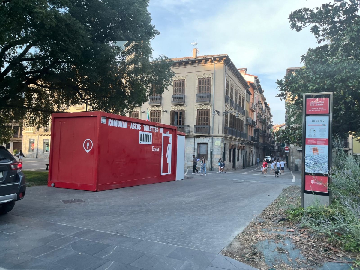 Pamplona despliega 68 puntos de aseos portátiles y lanza una campaña contra los orines en la calle durante San Fermín