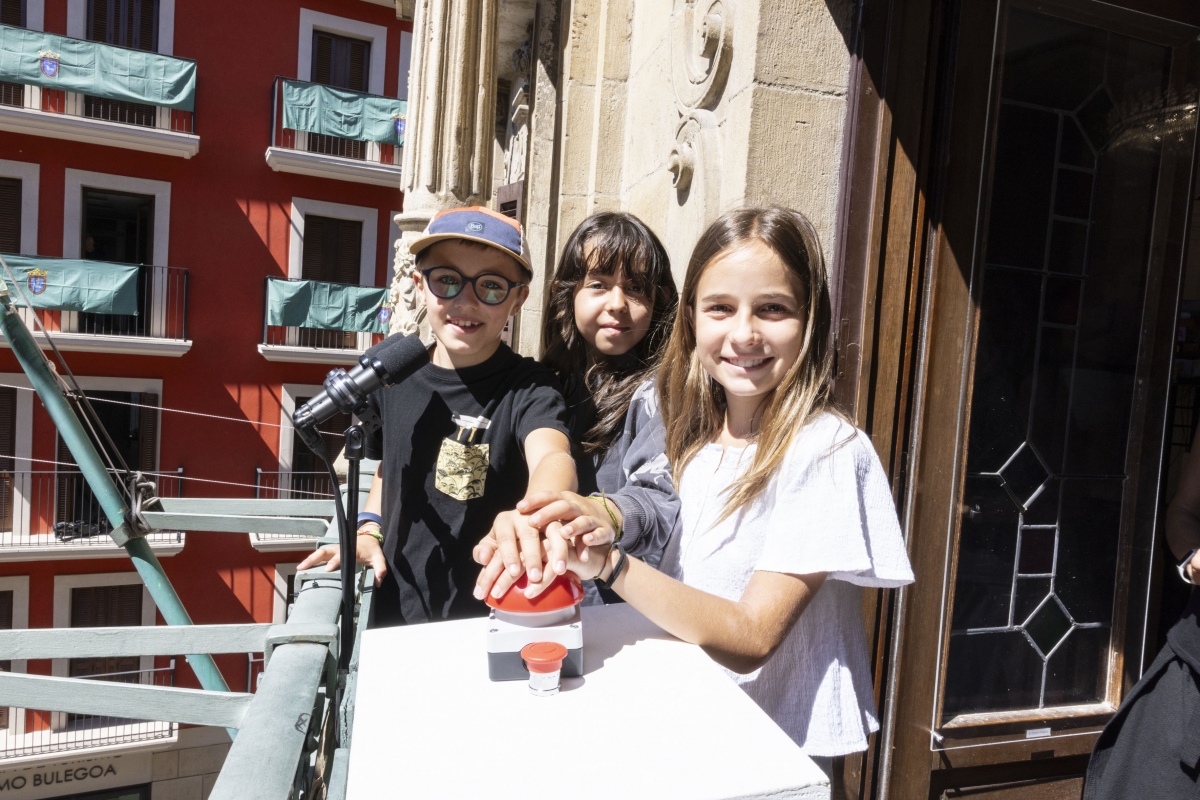 Tres escolares del colegio Buztintxuri lanzarán este viernes el primer Txupinazo Txiki desde el balcón del Ayuntamiento