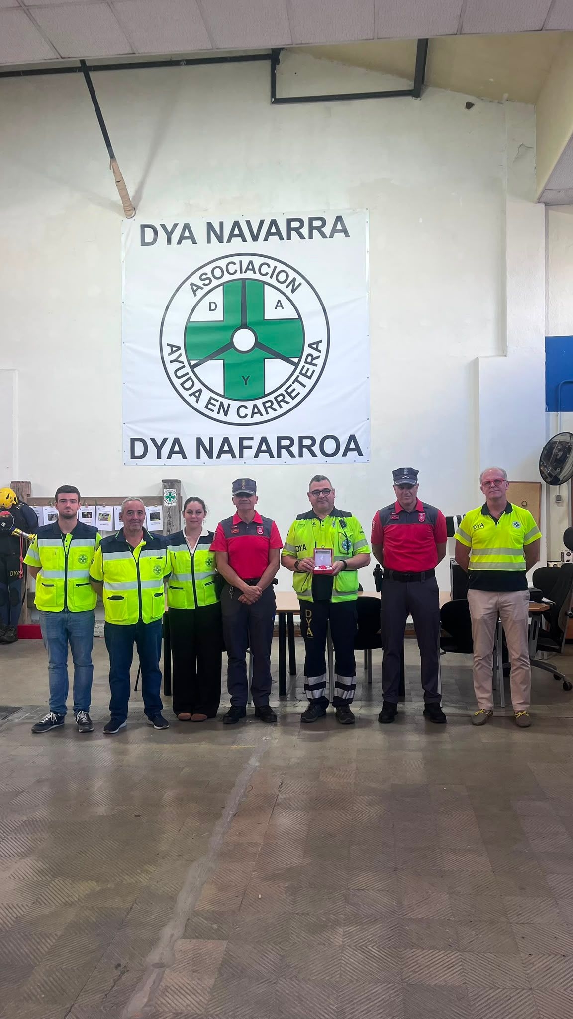 Policía Foral entrega una insignia a DYA Navarra por su apoyo tras el accidente con cinco agentes fallecidos