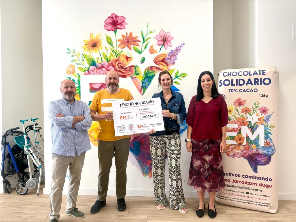 Hostelería y peñas de Pamplona entregan a EM Navarra lo recaudado en el Pincho Solidario