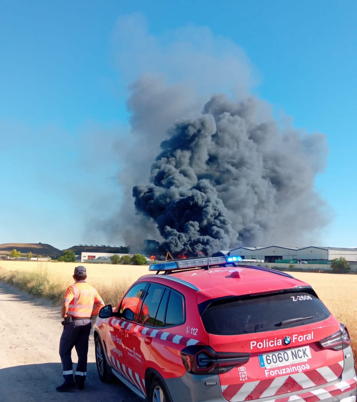 Un incendio en una empresa de gestión de residuos en el polígono de Cintruénigo moviliza a bomberos de cuatro parques