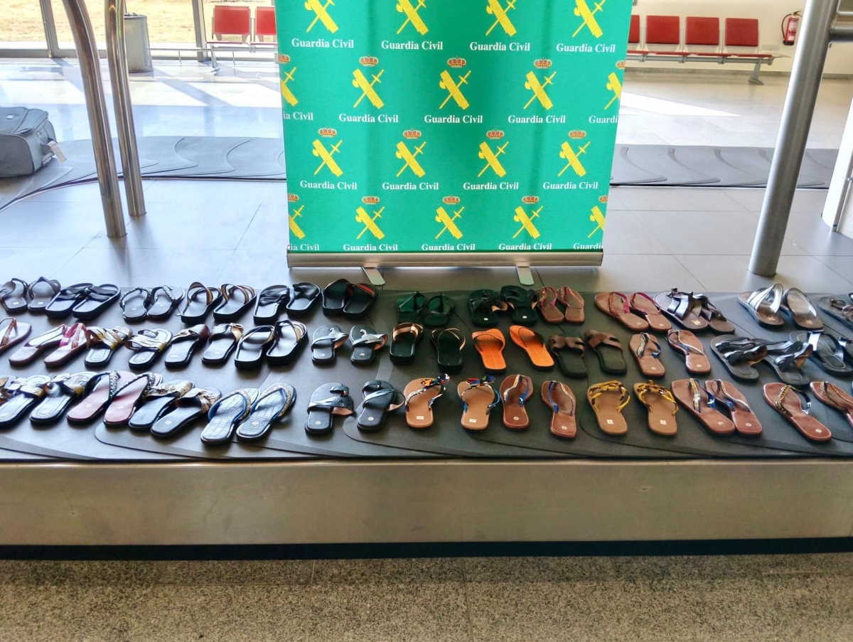 La Guardia Civil intensifica los controles aduaneros en el aeropuerto de Noáin ante la llegada de San Fermín