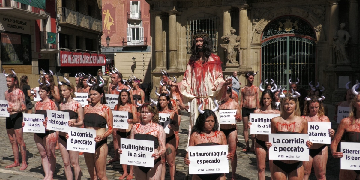 Activistas antitaurinos exigen el fin de las corridas de Sanfermines con el lema 