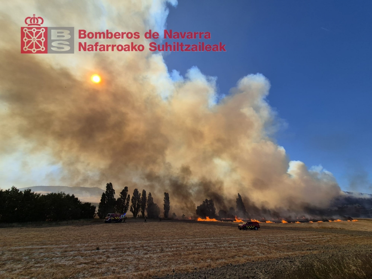 Continúan las labores de extinción del incendio en Imárcoain mientras el viento complica el trabajo de los efectivos