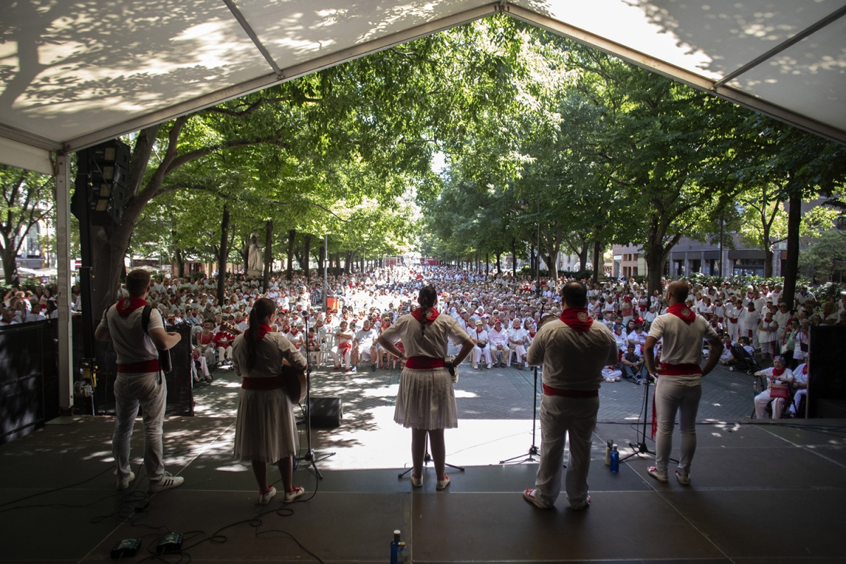 La plaza de San José estrena su escenario de los Sanfermines de 2026 con bertsos, jotas y dantzas tradicionales