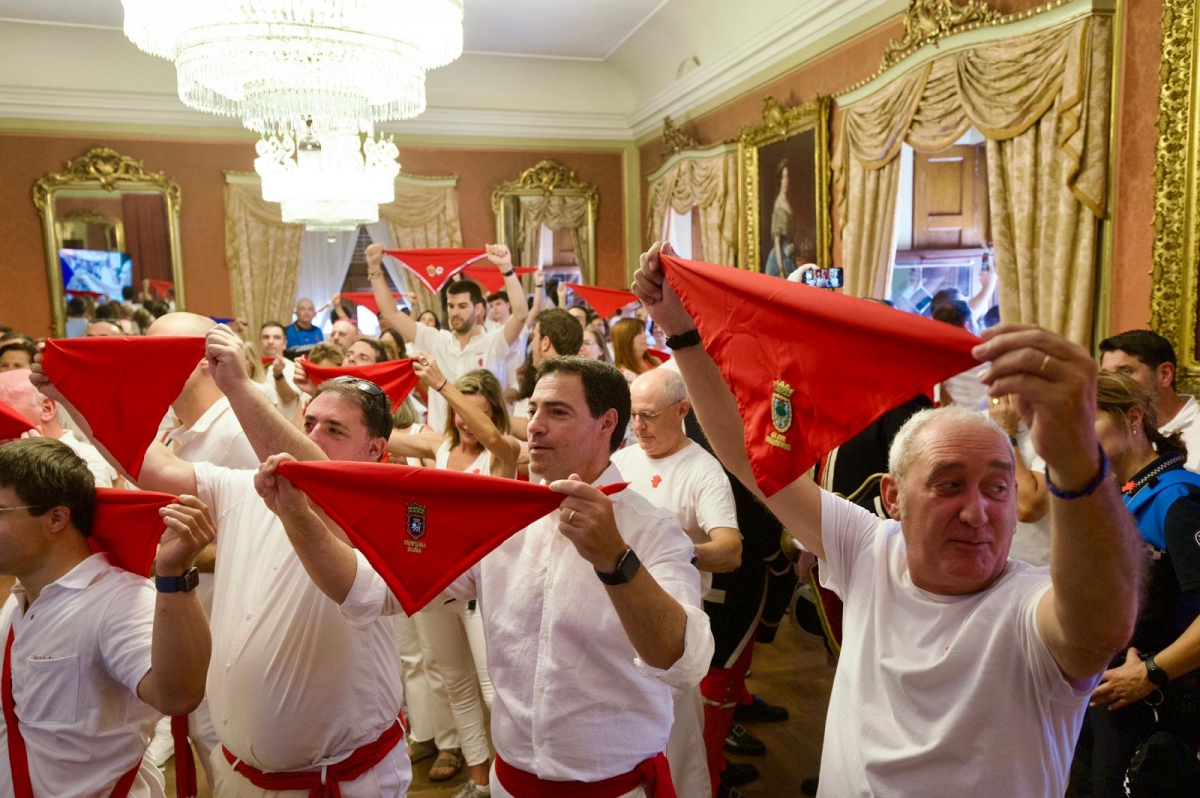 El lehendakari Imanol Pradales asiste por primera vez al chupinazo de San Fermín