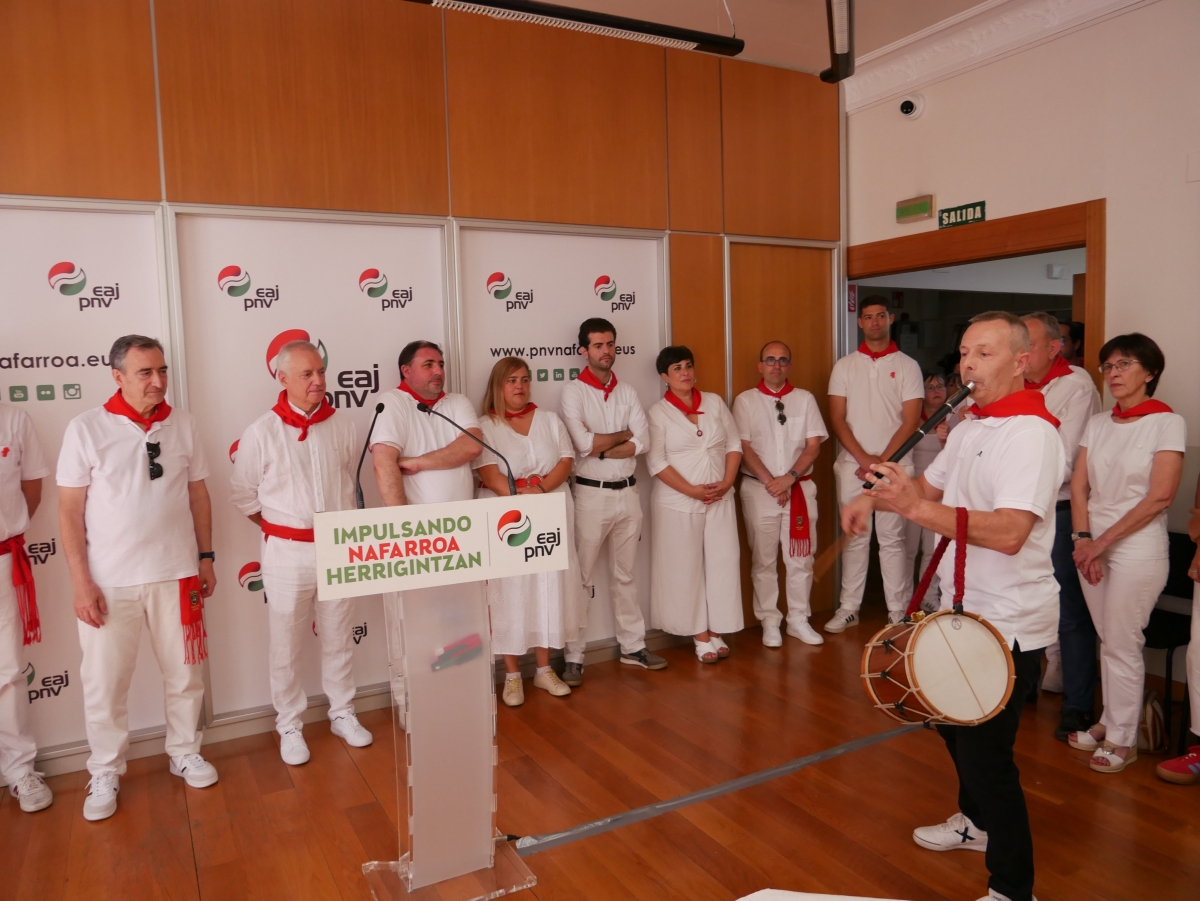 EAJ-PNV Navarra entrega el 'pañuelico de San Fermín' a Iñigo Urkullu en reconocimiento a su labor por el autogobierno