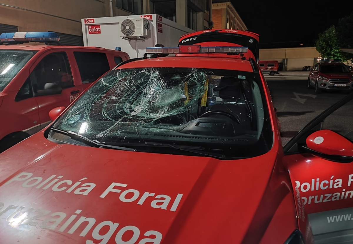 Se encarama en lo alto de un vehículo policial  y 'trampolinea' hasta destrozar la luna del coche en plenos Sanfermines