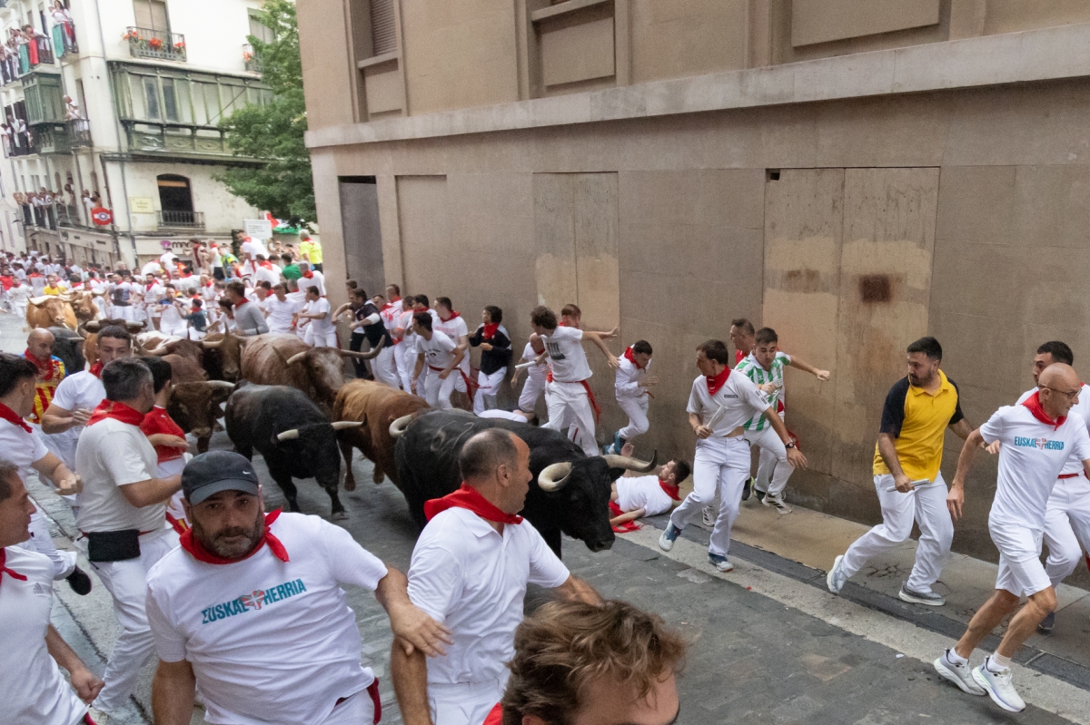 Un corredor,  en la UCI del HUN tras sufrir un pisotón en el pecho de un toro en el callejón de la Plaza de Toros