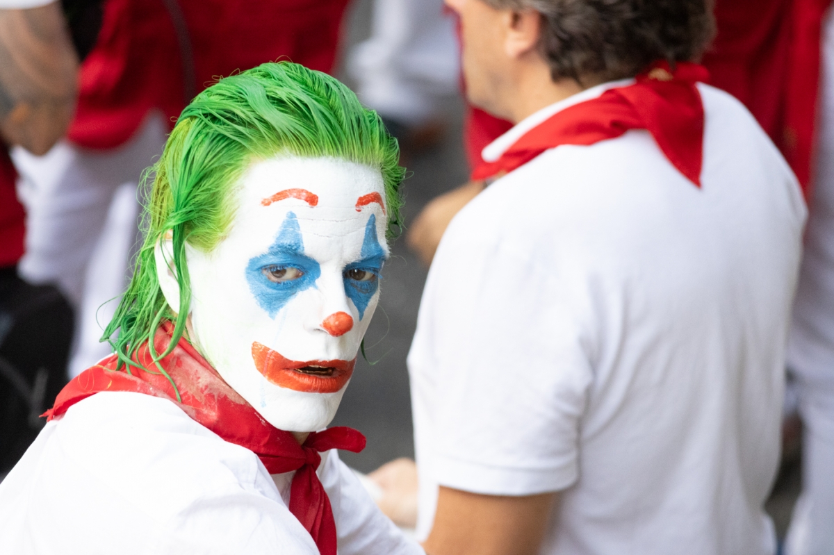 El 'Joker' de San Fermín, identificado de nuevo tras subirse a un balcón de la plaza Consistorial en el séptimo encierro