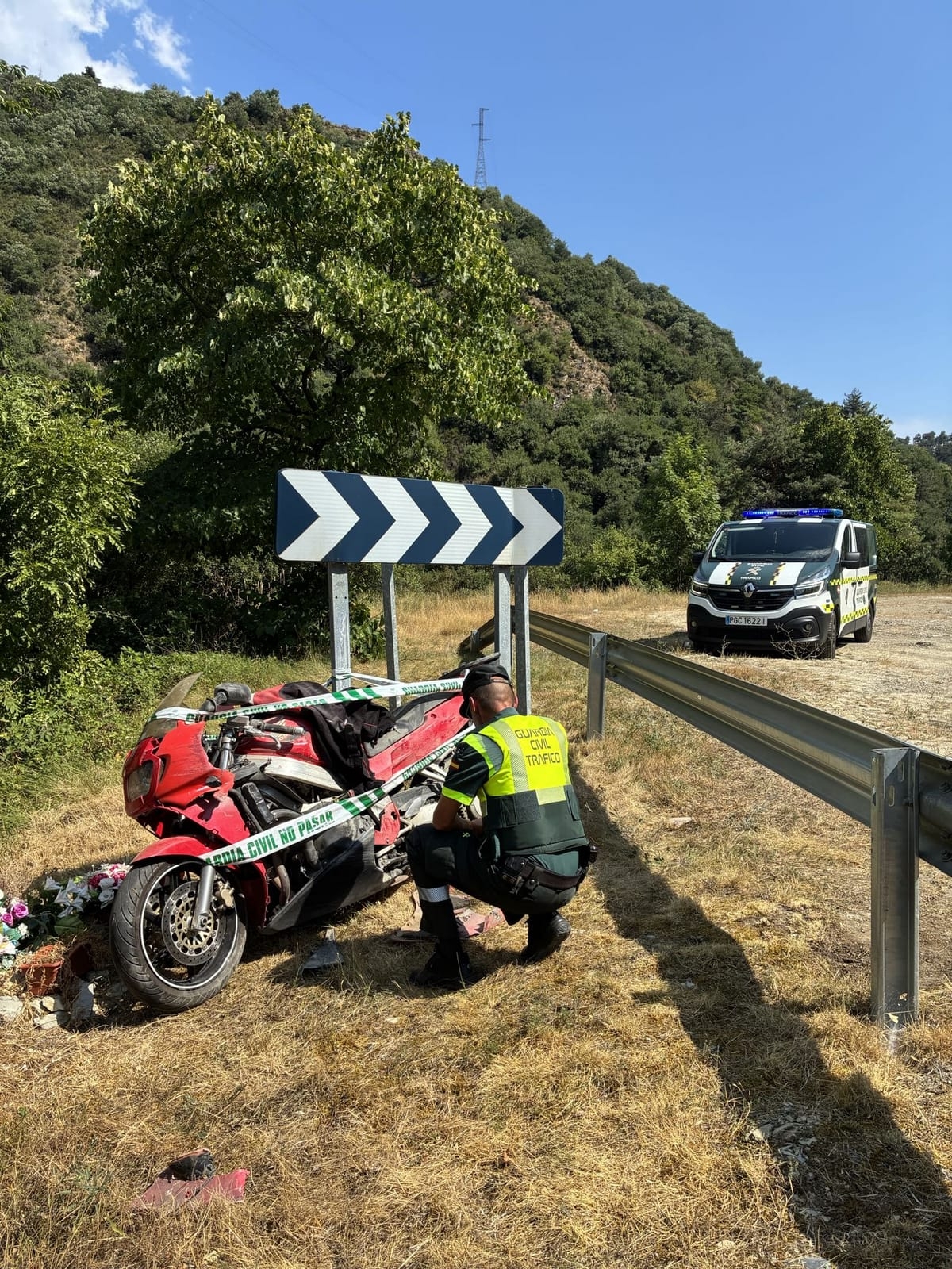 La Guardia Civil atiende la salida de vía de un motorista herido grave en la carretera de Esteribar