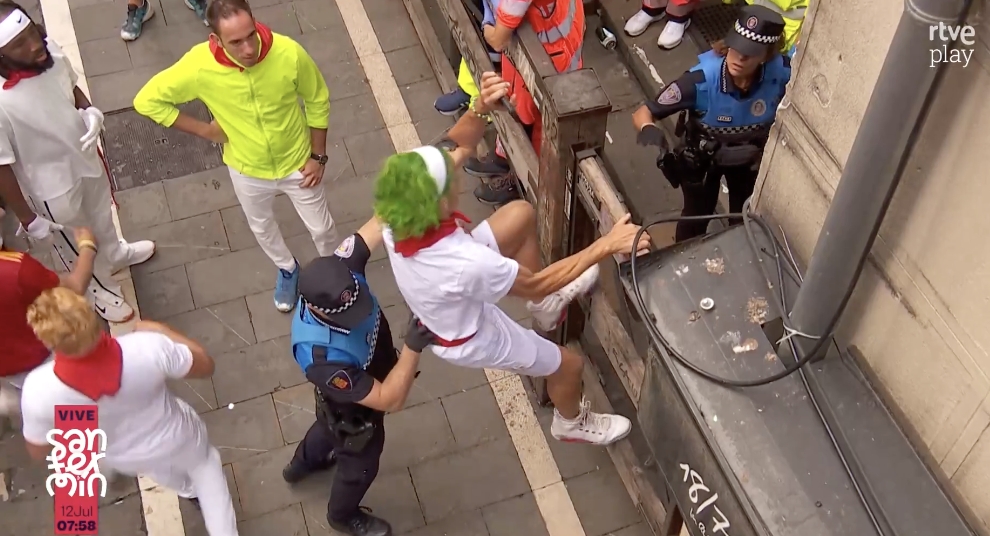 El 'Joker' vuelve a protagonizar un incidente en la previa del último encierro y es retirado por la Policía