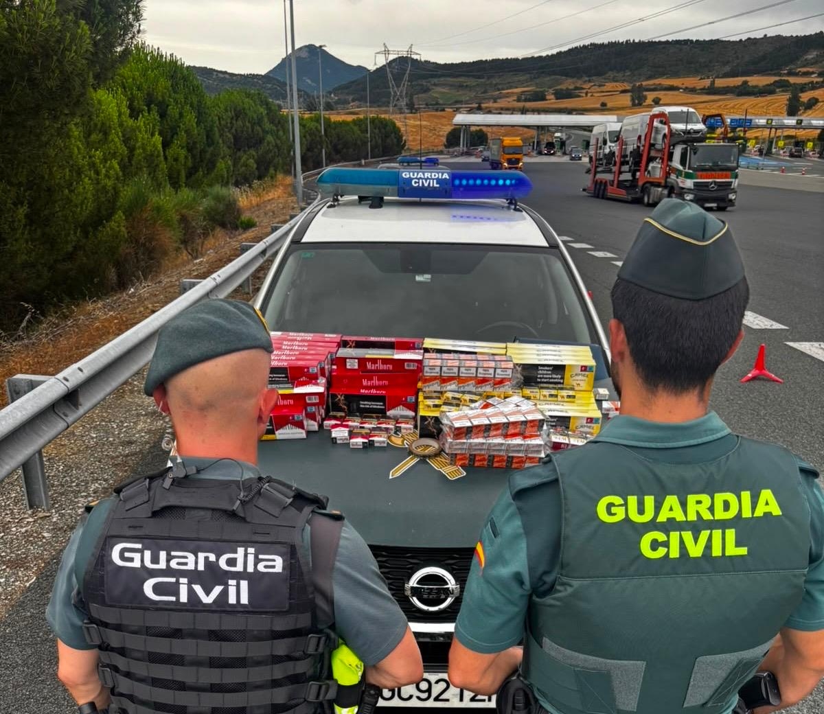 Se bajan antes de un control en Zuasti para ocultar la mercancía: 600 cajetillas de tabaco de contrabando