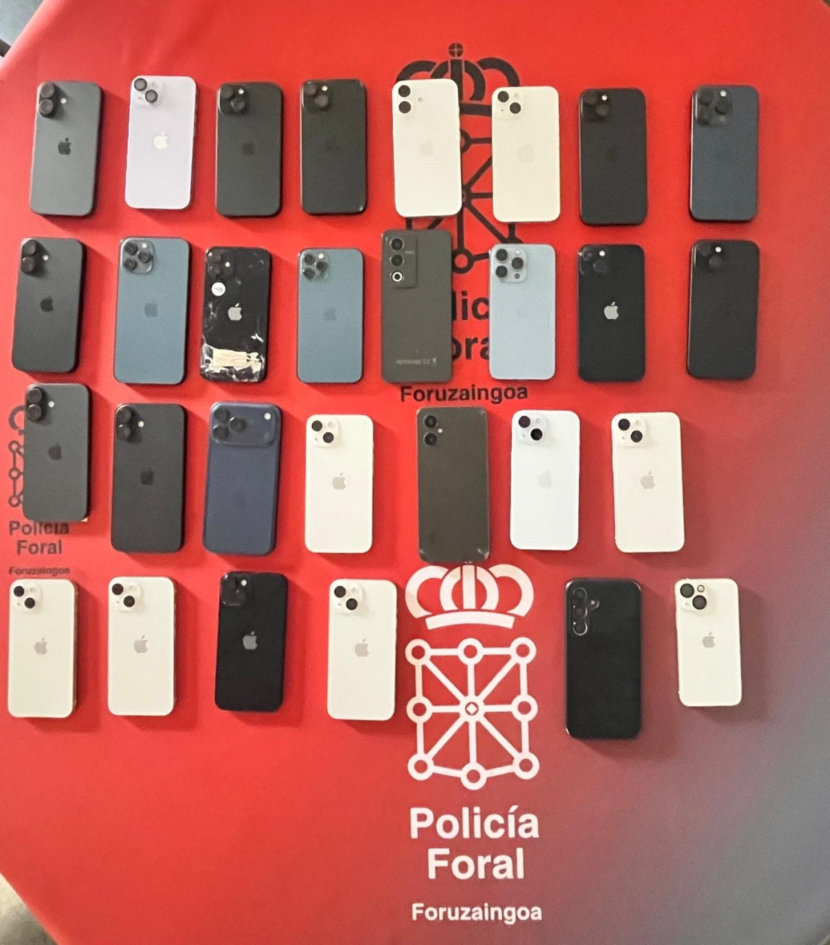 Policía Foral recupera 29 móviles de alta robados en una noche y detiene a dos personas por hurto en San Fermín
