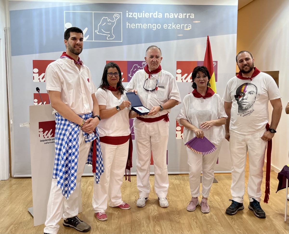 Izquierda Unida entrega su primer Pañuelico Republicano al escritor Miguel Izu