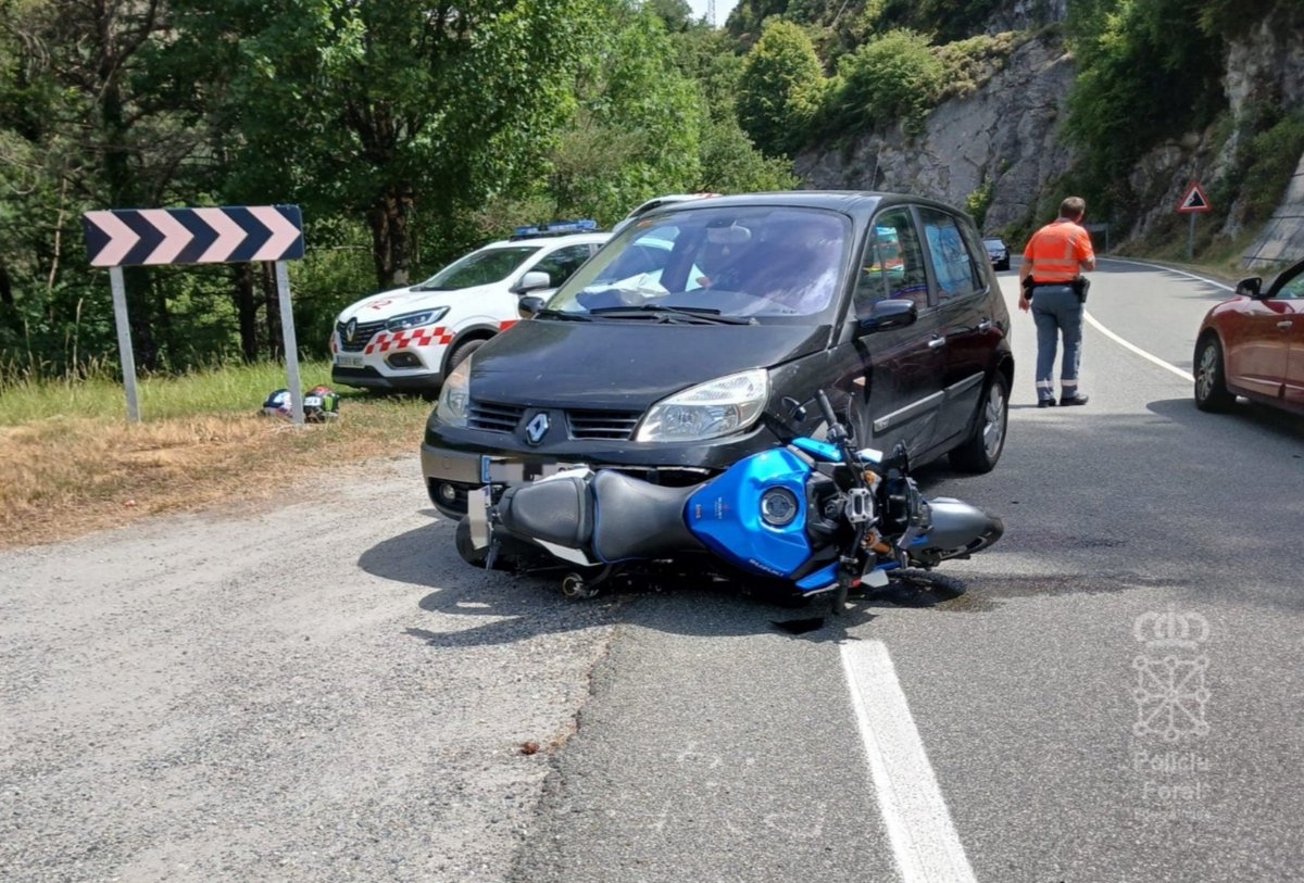 Seis heridos en una colisión entre un coche y una moto en la carretera NA-138, en Saigots (Esteríbar)