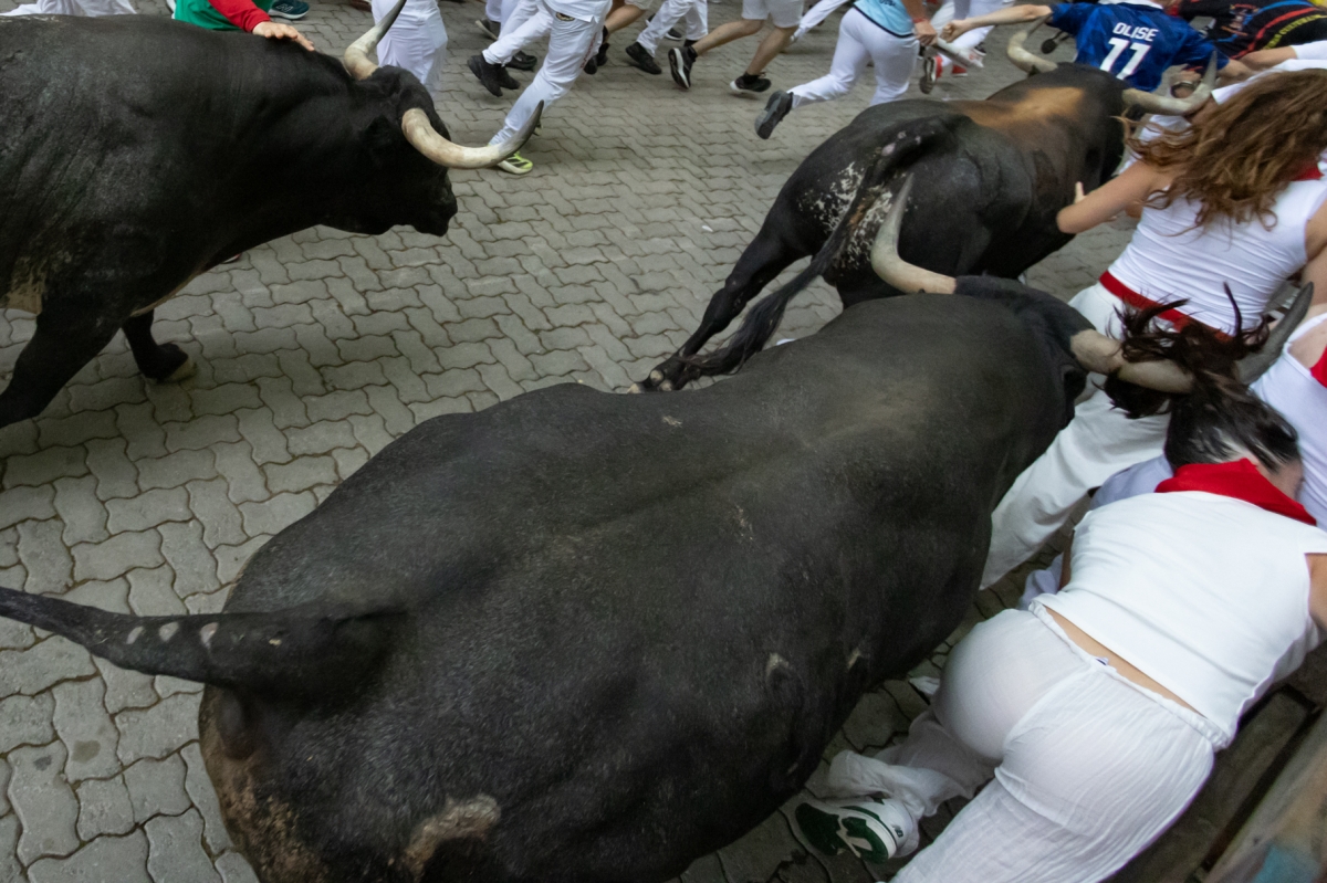 Los miura vuelan en un rápido séptimo encierro de San Fermín 2026 que rozó los dos minutos y medio en Pamplona