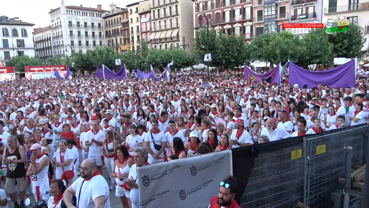 Miles de personas colman la Plaza del Castillo contra las agresiones sexistas en los Sanfermines